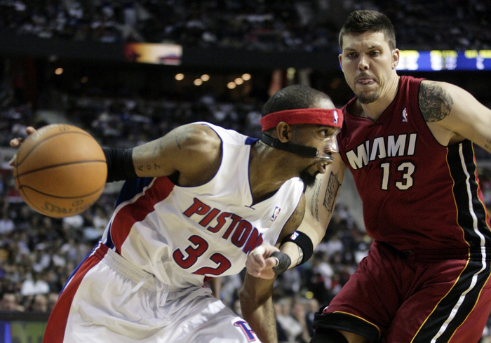 南韩男篮完胜公牛，汉密尔顿统治全场的简单介绍