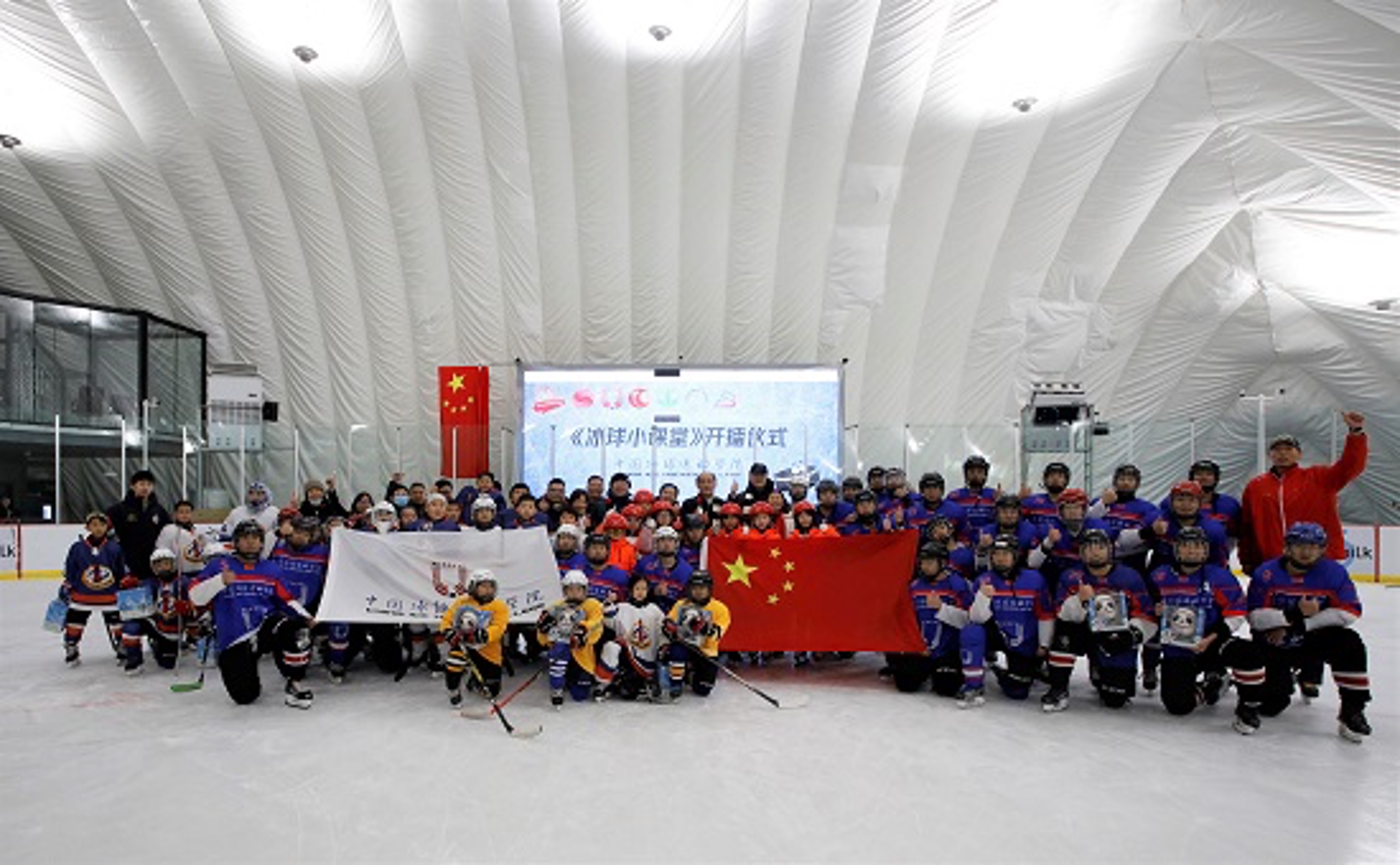 场面火爆！冰球观众席沸腾不已