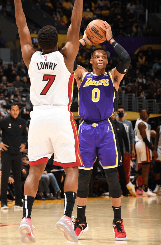 新疆队翻盘深圳队,浓眉哥点燃赛场 新疆队翻盘深圳队,浓眉哥点燃赛场