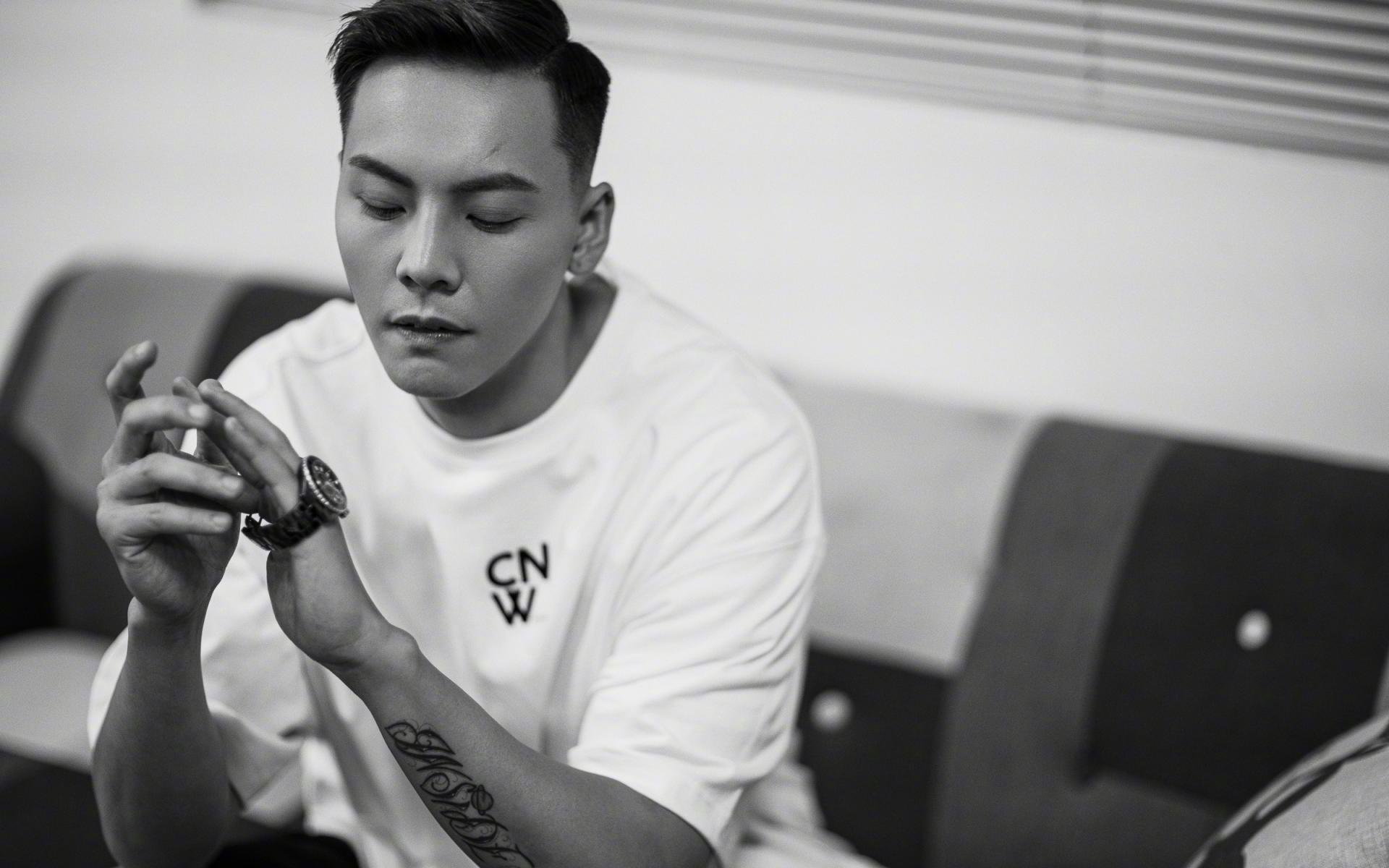 胜利不过是尘埃,汉密尔顿破纪录之夜,写就的是赛车手永恒的孤独