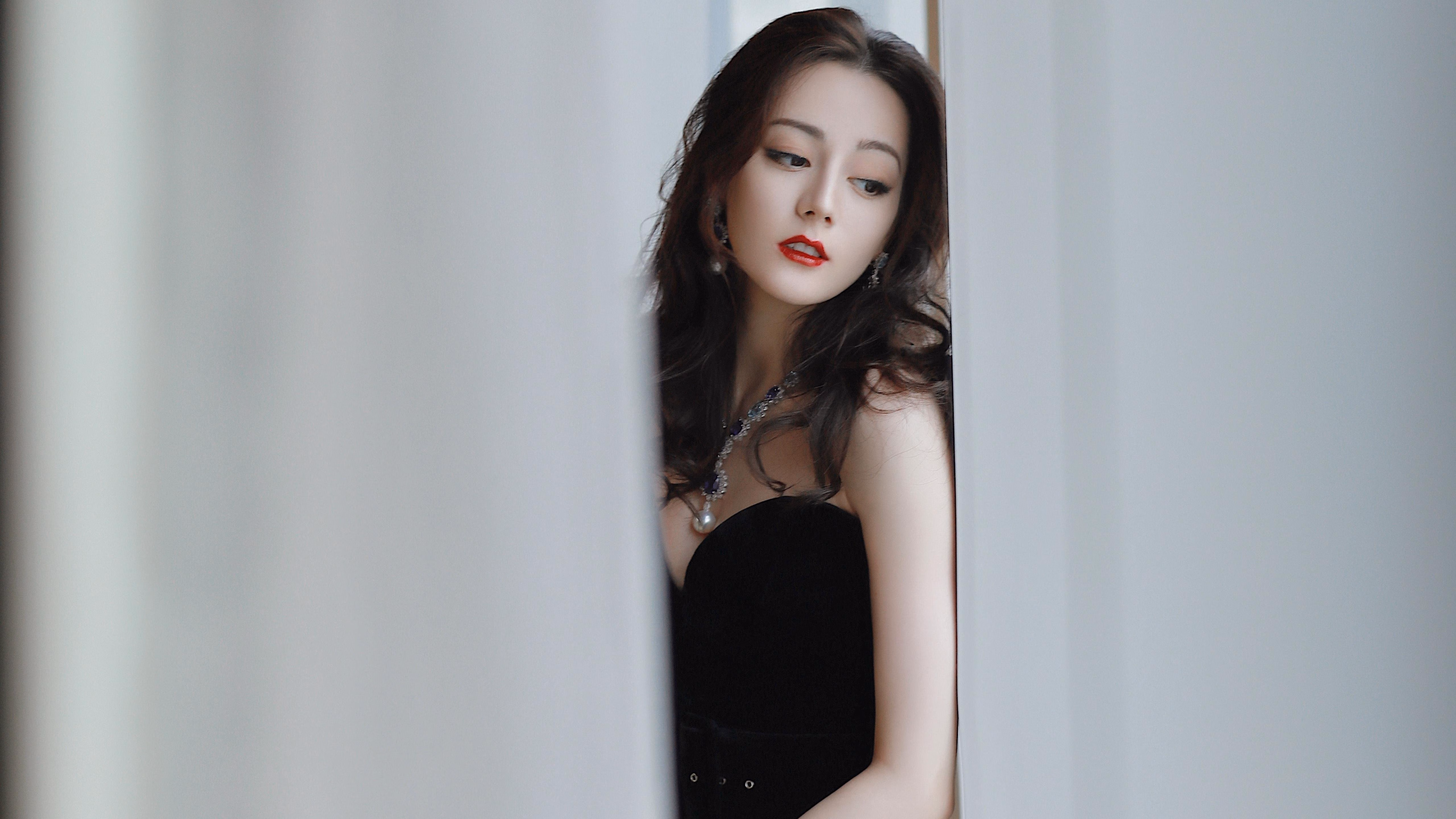 当聚光灯亮起，恩比德就是世界的中心